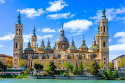 Bild der berühmten Basilika Unserer Lieben Frau Pilar in Zaragoza vom Fluss Ebro aus gesehen