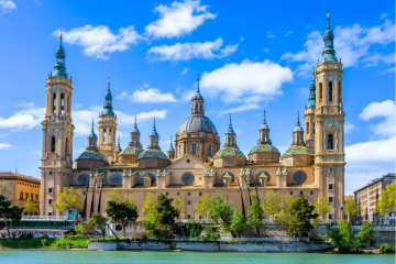 Bild der berühmten Basilika Unserer Lieben Frau Pilar in Zaragoza vom Fluss Ebro aus gesehen