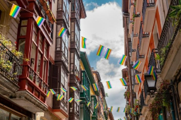 In der Altstadt von Bilbao zeigen Bewohner  ihre Unterstützung für die LGTBIQ+Community