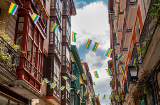 In der Altstadt von Bilbao zeigen Bewohner ihre Unterstützung für die LGTBIQ+Community In der Altstadt von Bilbao zeigen Bewohner ihre Unterstützung für die LGTBIQ+Community
