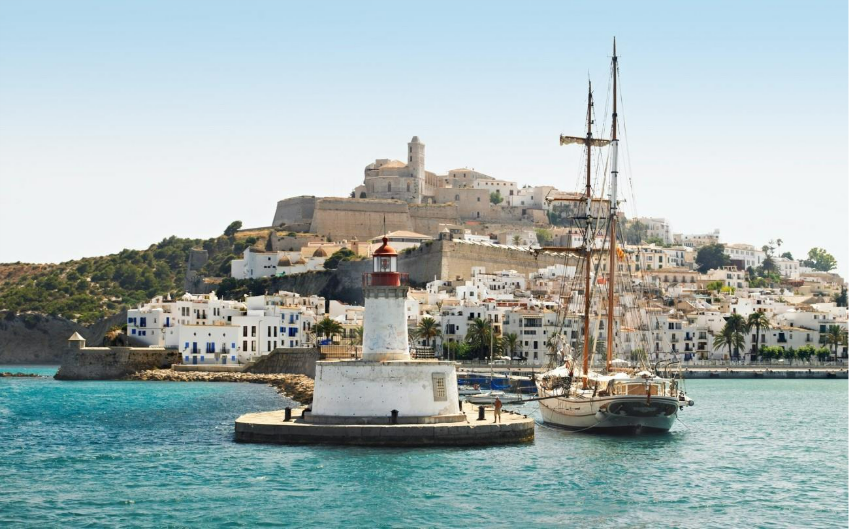 Die Altstadt (Dalt Vila) von Ibiza und ihre imposante Festung Die Altstadt (Dalt Vila) von Ibiza und ihre imposante Festung