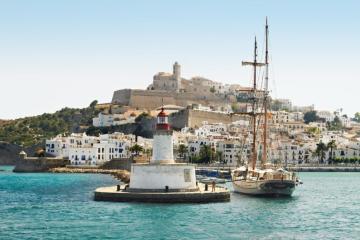 Die Altstadt (Dalt Vila) von Ibiza und ihre imposante Festung