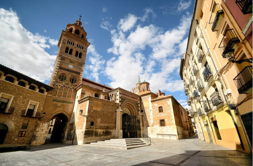 Neben der Anerkennung durch die UNESCO ist die Kathedrale Santa María de Mediavilla in Teruel als Kulturgut und historisch-künstlerisches Denkmal ausgewiesen Neben der Anerkennung durch die UNESCO ist die Kathedrale Santa María de Mediavilla in Teruel als Kulturgut und historisch-künstlerisches Denkmal ausgewiesen