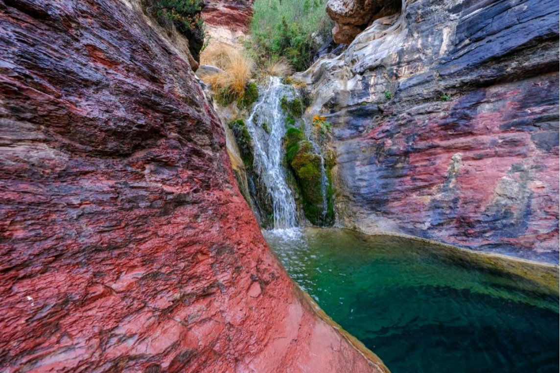 Der Naturpark Sierra de Espadán birgt einen der faszinierendsten Seen der Provinz: Pozo Negro Der Naturpark Sierra de Espadán birgt einen der faszinierendsten Seen der Provinz: Pozo Negro