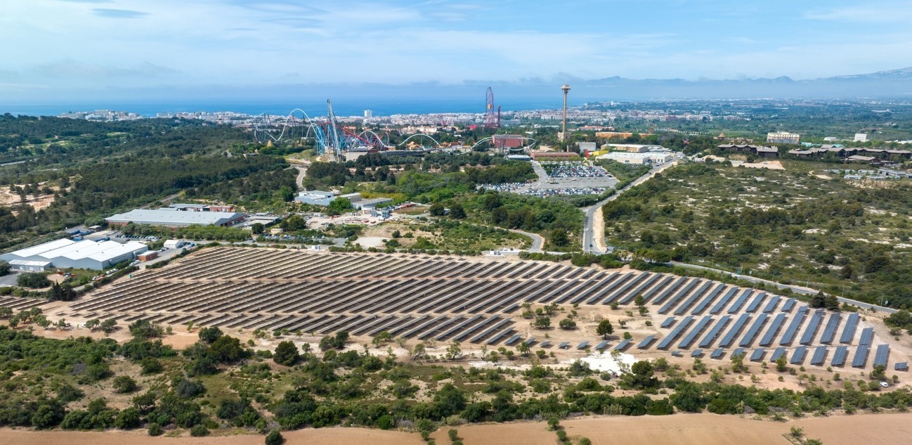 Der Vergnügungspark PortAventura World verfügt über eine Anlage mit 11.102 Solarzellen, die ein Drittel des Bedarfs der Achterbahnen und der übrigen Einrichtungen decken Der Vergnügungspark PortAventura World verfügt über eine Anlage mit 11.102 Solarzellen, die ein Drittel des Bedarfs der Achterbahnen und der übrigen Einrichtungen decken