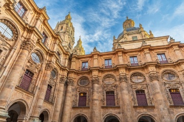 Bild des berühmten Kreuzgangs der Päpstlichen Universität von Salamanca
