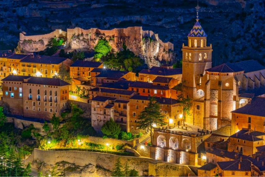 Panoramablick auf Albarracín, einen der schönsten Orte für einen Familienurlaub Panoramablick auf Albarracín, einen der schönsten Orte für einen Familienurlaub