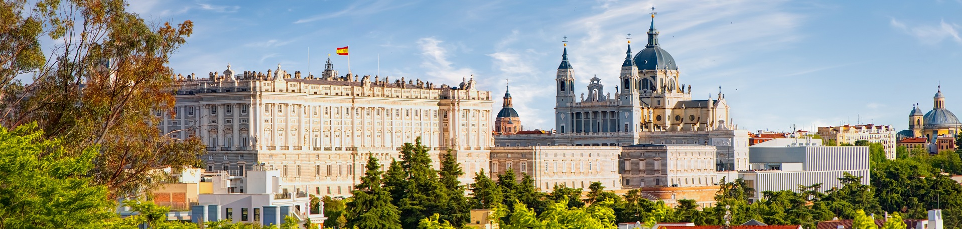 Panoramablick auf den Königspalast von Madrid und die Kathedrale Santa María la Real de la Almudena, zwei architektonische Juwelen und kulturelle Wahrzeichen der Stadt, die jedes Jahr die Blicke Tausender Besucher auf sich ziehen