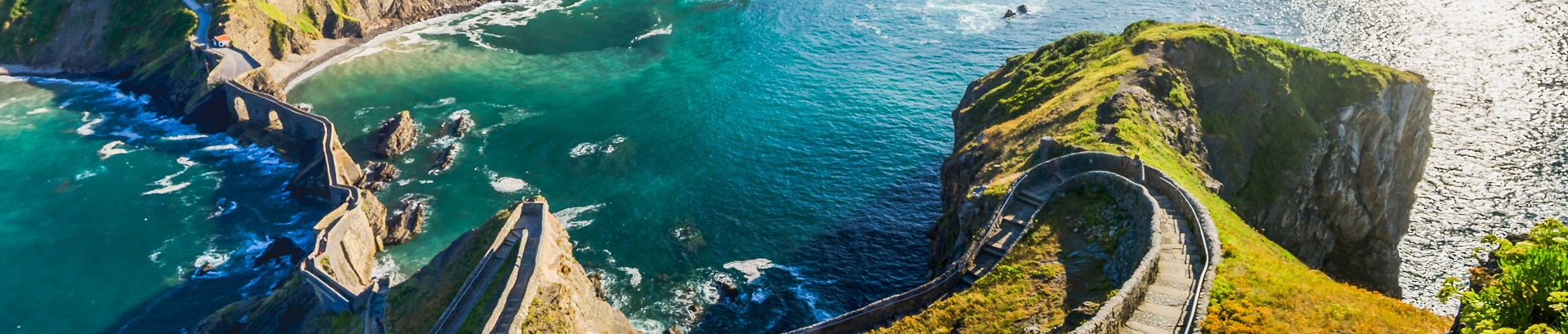 Panoramablick auf San Juan de Gaztelugatxe (Bermeo, Baskenland), einen der bekanntesten Schauplätze der Serie „Game of Thrones“, wo die Festung Drachenstein dargestellt wurde
