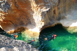 Canyoning in Aragón bietet Wasserfälle und Schluchten, die mit Technik, körperlicher Ausdauer und Kenntnis der natürlichen Umgebung bewältigt werden Canyoning in Aragón bietet Wasserfälle und Schluchten, die mit Technik, körperlicher Ausdauer und Kenntnis der natürlichen Umgebung bewältigt werden