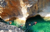Canyoning in Aragón bietet Wasserfälle und Schluchten, die mit Technik, körperlicher Ausdauer und Kenntnis der natürlichen Umgebung bewältigt werden Canyoning in Aragón bietet Wasserfälle und Schluchten, die mit Technik, körperlicher Ausdauer und Kenntnis der natürlichen Umgebung bewältigt werden