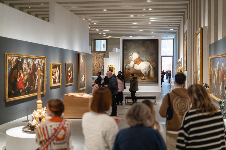In der Galerie der Königlichen Sammlungen ist das Ergebnis des Mäzenatentums der spanischen Monarchen aus mehr als fünf Jahrhunderten zu sehen; sie präsentiert dieses reichhaltige Erbe mit Sammlungen von Gemälden, Skulpturen, Wandteppichen, Porzellan, Rüstungen, Musikinstrumenten, Möbeln, Kutschen, Glaswaren und Büchern @ Patrimonio Nacional In der Galerie der Königlichen Sammlungen ist das Ergebnis des Mäzenatentums der spanischen Monarchen aus mehr als fünf Jahrhunderten zu sehen; sie präsentiert dieses reichhaltige Erbe mit Sammlungen von Gemälden, Skulpturen, Wandteppichen, Porzellan, Rüstungen, Musikinstrumenten, Möbeln, Kutschen, Glaswaren und Büchern @ Patrimonio Nacional