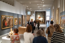 In der Galerie der Königlichen Sammlungen ist das Ergebnis des Mäzenatentums der spanischen Monarchen aus mehr als fünf Jahrhunderten zu sehen; sie präsentiert dieses reichhaltige Erbe mit Sammlungen von Gemälden, Skulpturen, Wandteppichen, Porzellan, Rüstungen, Musikinstrumenten, Möbeln, Kutschen, Glaswaren und Büchern @ Patrimonio Nacional