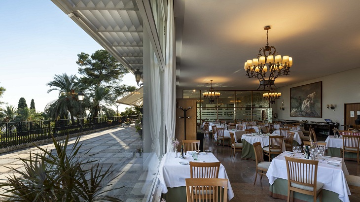 Das gastronomische Angebot des Paradores-Netzwerks für MICE-Veranstaltungen setzt auf Menüs mit saisonalen Produkten. Das Restaurant des Parador de Córdoba ist ein Beispiel für die Verbundenheit mit dem kulinarischen Erbe des Kalifats Das gastronomische Angebot des Paradores-Netzwerks für MICE-Veranstaltungen setzt auf Menüs mit saisonalen Produkten. Das Restaurant des Parador de Córdoba ist ein Beispiel für die Verbundenheit mit dem kulinarischen Erbe des Kalifats