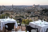 Das Restaurant des Parador de Toledo bietet seinen Gästen einen unvergleichlichen Panoramablick auf die monumentale Stadt mit der Kathedrale und dem Alcázar im Hintergrund Das Restaurant des Parador de Toledo bietet seinen Gästen einen unvergleichlichen Panoramablick auf die monumentale Stadt mit der Kathedrale und dem Alcázar im Hintergrund
