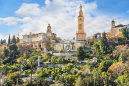 Das „Monumento al Sagrado Corazón de Jesús“ in San Juan de Aznalfarache ist ein imposantes architektonisches Ensemble, das für Dreharbeiten der dritten Staffel von „The Crown“ ausgewählt wurde und ein griechisch-orthodoxes Kloster darstellt Das „Monumento al Sagrado Corazón de Jesús“ in San Juan de Aznalfarache ist ein imposantes architektonisches Ensemble, das für Dreharbeiten der dritten Staffel von „The Crown“ ausgewählt wurde und ein griechisch-orthodoxes Kloster darstellt