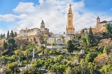 Das „Monumento al Sagrado Corazón de Jesús“ in San Juan de Aznalfarache ist ein imposantes architektonisches Ensemble, das für Dreharbeiten der dritten Staffel von „The Crown“ ausgewählt wurde und ein griechisch-orthodoxes Kloster darstellt Das „Monumento al Sagrado Corazón de Jesús“ in San Juan de Aznalfarache ist ein imposantes architektonisches Ensemble, das für Dreharbeiten der dritten Staffel von „The Crown“ ausgewählt wurde und ein griechisch-orthodoxes Kloster darstellt