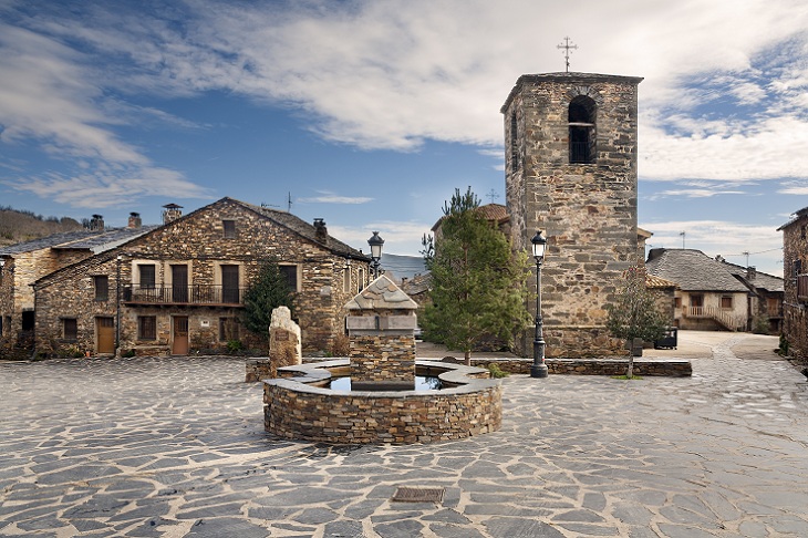 Valverde de los Arroyos liegt an den Hängen des Ocejón-Gipfels und ist eine Enklave an der Route der schwarzen Dörfer von Guadalajara