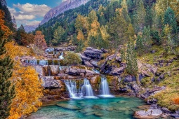 Die beliebteste Route im Ordesa-Tal führt von der Pradera de Ordesa bis zum Wasserfall Cola de Caballo Die beliebteste Route im Ordesa-Tal führt von der Pradera de Ordesa bis zum Wasserfall Cola de Caballo