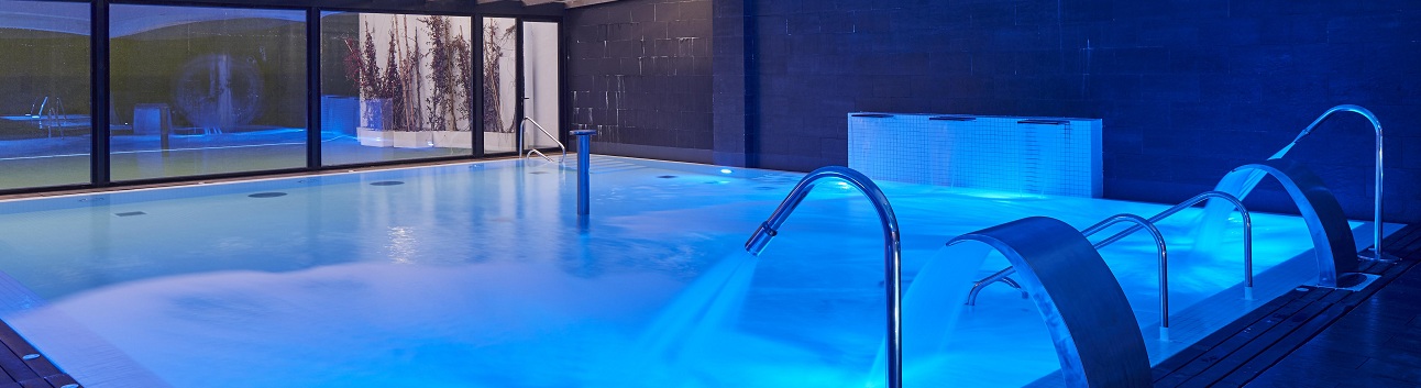 Hotel & Thalasso Villa Antilla bietet auf über 1.800 m² eine sinnliche Wellnesserfahrung mit modernster Architektur, Ruhezonen, sechs beheizten Pools, Sauna, Hammam, Erlebnisduschen, einem Fitnessbereich und acht Behandlungsräumen