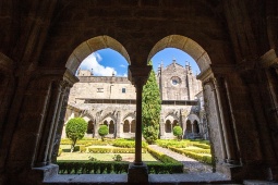 Blick auf den beeindruckenden Kreuzgang und die Gärten der Kathedrale Santa María in Tui, Pontevedra (Galicien) Blick auf den beeindruckenden Kreuzgang und die Gärten der Kathedrale Santa María in Tui, Pontevedra (Galicien)