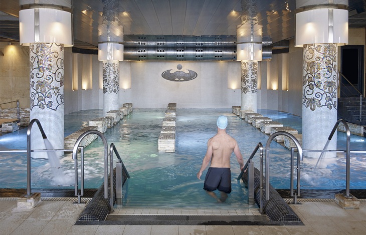 Der Thalassotherapie-Parcours von La Perla (San Sebastián) ist an 363 Tagen im Jahr geöffnet und umfasst Saunen, Whirlpools, Massagebecken, Wasserbetten, Dampfbäder und Eisbrunnen Der Thalassotherapie-Parcours von La Perla (San Sebastián) ist an 363 Tagen im Jahr geöffnet und umfasst Saunen, Whirlpools, Massagebecken, Wasserbetten, Dampfbäder und Eisbrunnen