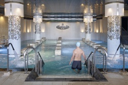 Der Thalassotherapie-Parcours von La Perla (San Sebastián) ist an 363 Tagen im Jahr geöffnet und umfasst Saunen, Whirlpools, Massagebecken, Wasserbetten, Dampfbäder und Eisbrunnen Der Thalassotherapie-Parcours von La Perla (San Sebastián) ist an 363 Tagen im Jahr geöffnet und umfasst Saunen, Whirlpools, Massagebecken, Wasserbetten, Dampfbäder und Eisbrunnen
