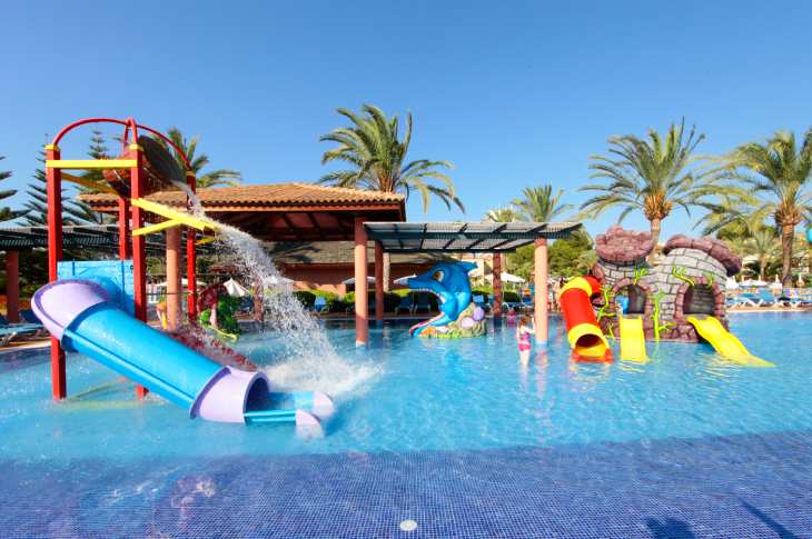 Eltern bevorzugen Hotels, die Kinderspielplätze, Kindereinrichtungen und abwechslungsreiche Restaurants Eltern bevorzugen Hotels, die Kinderspielplätze, Kindereinrichtungen und abwechslungsreiche Restaurants
