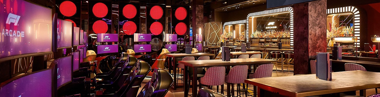 Madrid ist die erste Stadt Kontinentaleuropas mit einer F1® Arcade, einem neuen Entertainment-Konzept, das Freizeit, Gastronomie, erstklassigen Service, F1-Watch-Partys und massgeschneiderte Erlebnisse miteinander verbindet.