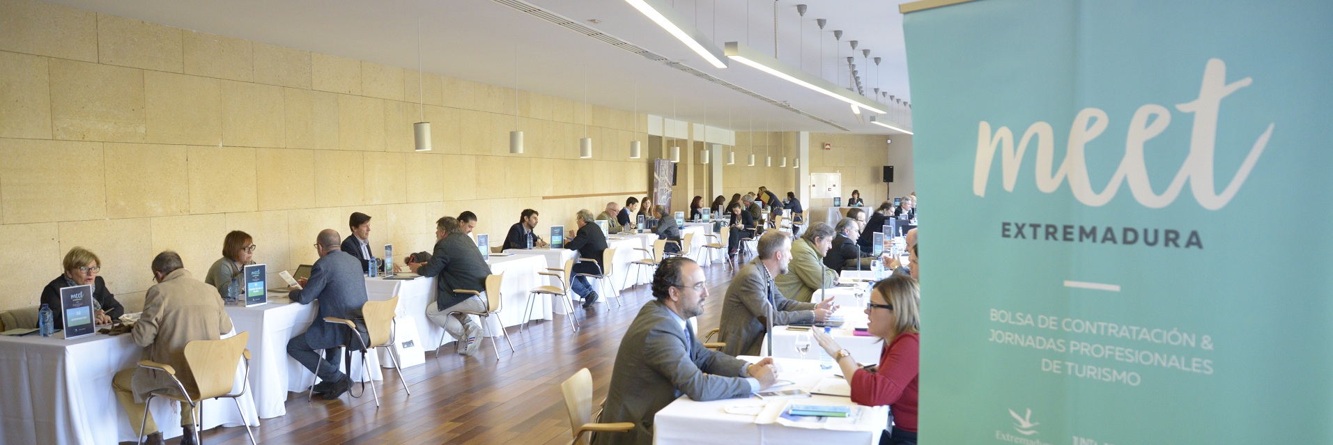 Das Kongress- und Ausstellungszentrum von Cáceres, das im März 2011 eröffnet wurde, verfügt über ein Hauptauditorium und mehrere Ausstellungsflächen auf insgesamt 22.600 m² und ist damit die größte überdachte Bühneninfrastruktur in Extremadura