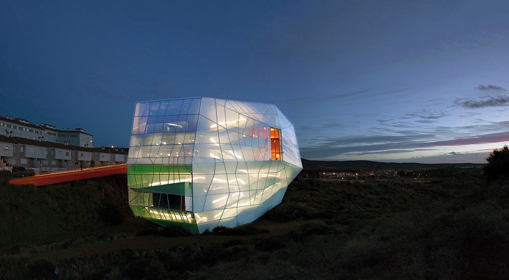 Aussenansicht des avantgardistischen Kongresszentrums von Plasencia Aussenansicht des avantgardistischen Kongresszentrums von Plasencia