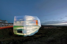 Aussenansicht des avantgardistischen Kongresszentrums von Plasencia Aussenansicht des avantgardistischen Kongresszentrums von Plasencia