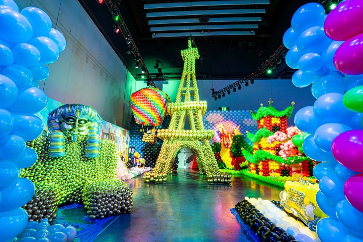 Balloon Story ist ein immersives Erlebnis mit mehr als 600願 recycelbaren Luftballons, aus denen farbenfrohe Fantasiewelten entstehen. Balloon Story ist ein immersives Erlebnis mit mehr als 600願 recycelbaren Luftballons, aus denen farbenfrohe Fantasiewelten entstehen.