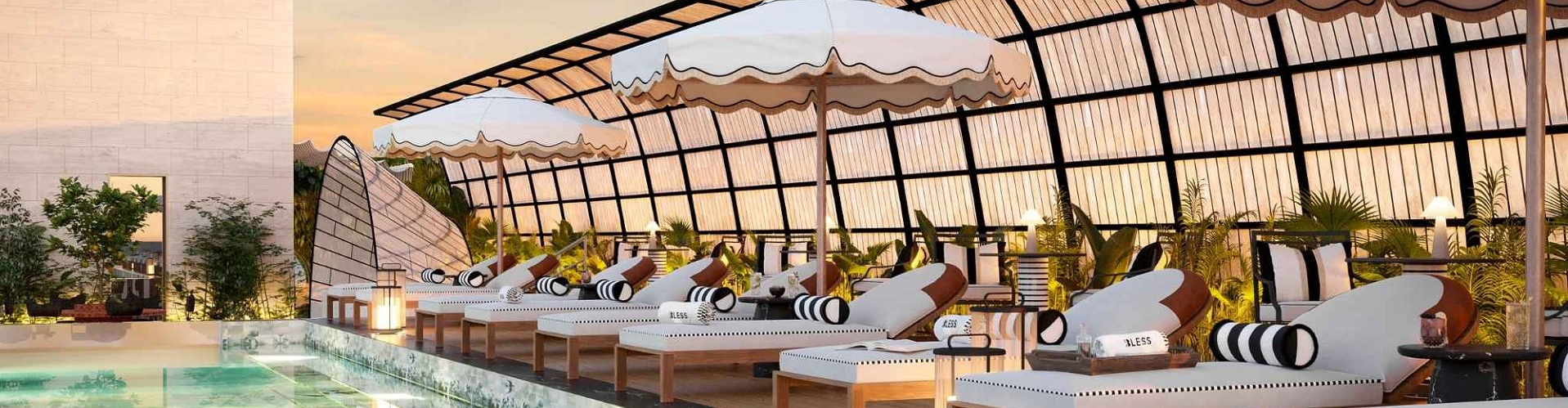 Die Dachterrasse des BLESS Hotel Barcelona bietet einen Pool und Panoramablick auf die Plaza Catalunya (@ Palladium Hotel Group).