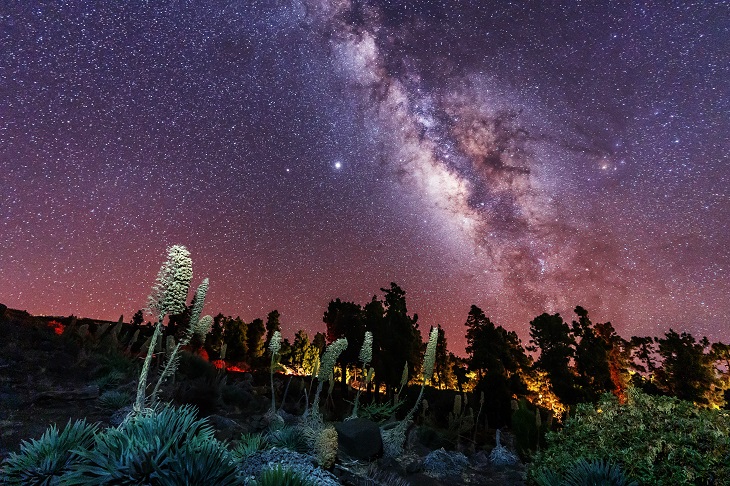 Eines der beeindruckendsten Himmelsphänomene weltweit lässt sich in der Caldera de Taburiente beobachten, ganz in der Nähe des Observatoriums Roque de los Muchachos (La Palma, Kanarische Inseln, Spanien) Eines der beeindruckendsten Himmelsphänomene weltweit lässt sich in der Caldera de Taburiente beobachten, ganz in der Nähe des Observatoriums Roque de los Muchachos (La Palma, Kanarische Inseln, Spanien)