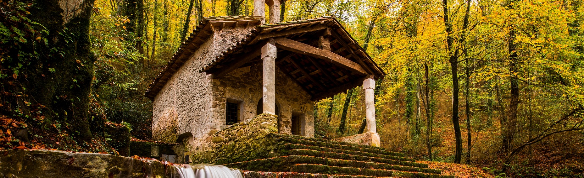Die spektakuläre Kirche Sant Martí del Corb in La Garrotxa (Girona, Katalonien) während der Herbstsaison