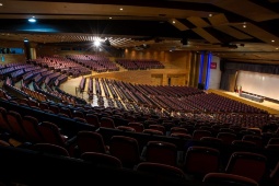 Das García Lorca-Auditorium des Palacio de Congresos de Granada befindet sich im Erdgeschoss und bietet Platz für 2.000 Personen Das García Lorca-Auditorium des Palacio de Congresos de Granada befindet sich im Erdgeschoss und bietet Platz für 2.000 Personen