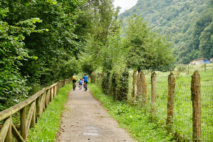 Eine Familie radelt auf dem Senda del Oso (Asturien), der sich über fast 60 km entlang einer ehemaligen Bergbaubahntrasse erstreckt und sich besonders zum Radfahren und Wandern eignet. Eine Familie radelt auf dem Senda del Oso (Asturien), der sich über fast 60 km entlang einer ehemaligen Bergbaubahntrasse erstreckt und sich besonders zum Radfahren und Wandern eignet.