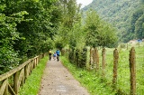 Eine Familie radelt auf dem Senda del Oso (Asturien), der sich über fast 60 km entlang einer ehemaligen Bergbaubahntrasse erstreckt und sich besonders zum Radfahren und Wandern eignet. Eine Familie radelt auf dem Senda del Oso (Asturien), der sich über fast 60 km entlang einer ehemaligen Bergbaubahntrasse erstreckt und sich besonders zum Radfahren und Wandern eignet.