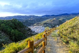 Wanderweg in den Sierra Nevada-Bergen, mit der Gemeinde Quéntar im Hintergrund Wanderweg in den Sierra Nevada-Bergen, mit der Gemeinde Quéntar im Hintergrund