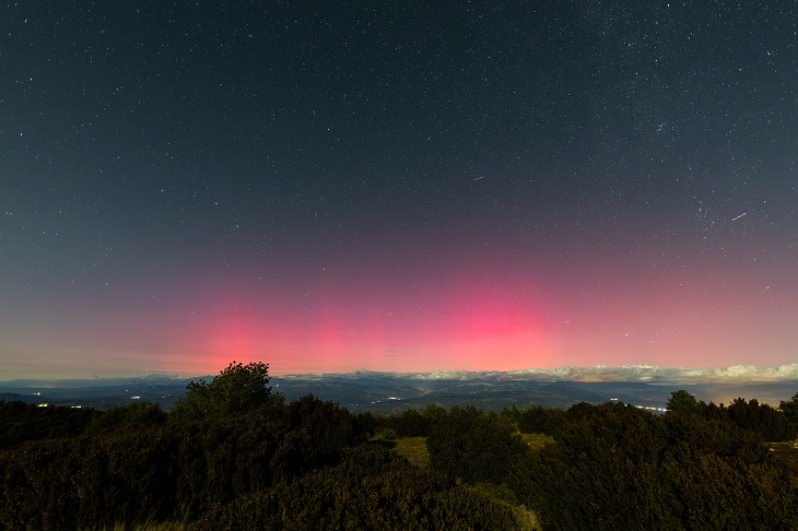 Nächtliche Landschaft mit rosa Polarlichtern in der Sierra del Montsec (Lleida, Spanien) Nächtliche Landschaft mit rosa Polarlichtern in der Sierra del Montsec (Lleida, Spanien)