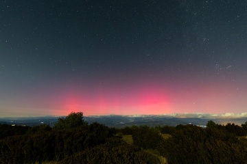 Nächtliche Landschaft mit rosa Polarlichtern in der Sierra del Montsec (Lleida, Spanien)