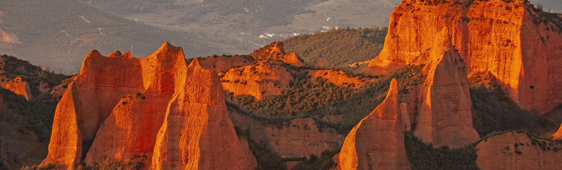 Die ehemaligen römischen Goldminen von Las Médulas (El Bierzo) prägen eine Landschaft aus rötlichen Sandformationen, Kastanien- und Eichenwäldern.