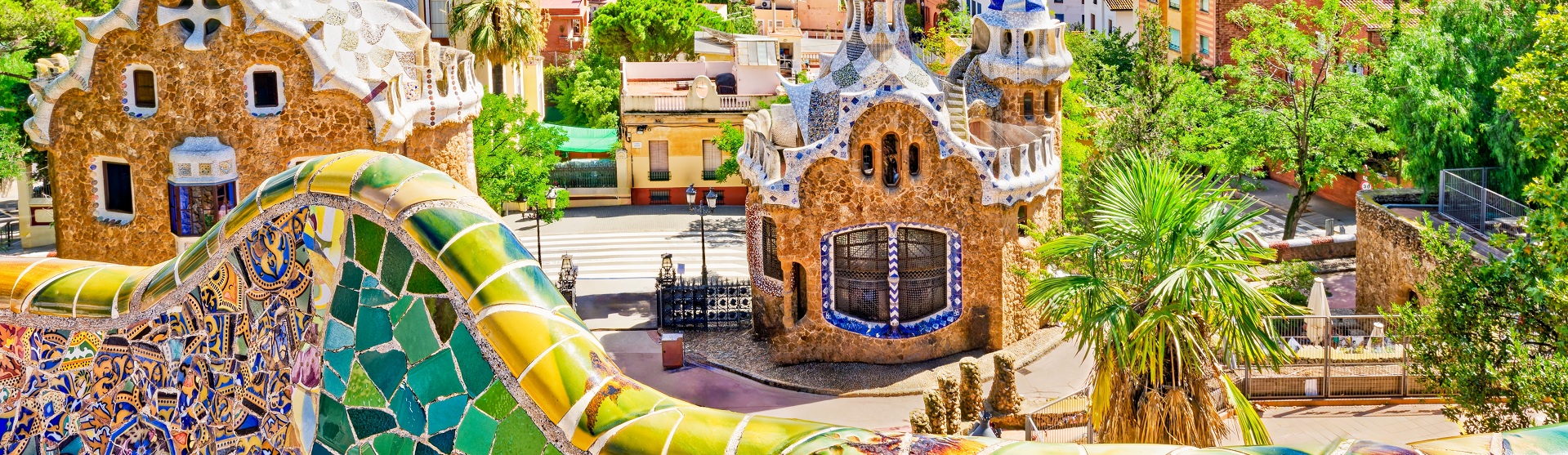 Blick auf Barcelona vom Park Güell, einem der symbolträchtigsten Werke von Antoni Gaudí