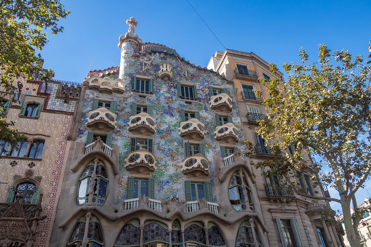 Fassade der Casa Batlló, eines der bedeutendsten Werke von Antoni Gaudí am Passeig de Gràcia in Barcelona. Fassade der Casa Batlló, eines der bedeutendsten Werke von Antoni Gaudí am Passeig de Gràcia in Barcelona.