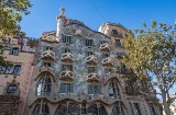 Fassade der Casa Batlló, eines der bedeutendsten Werke von Antoni Gaudí am Passeig de Gràcia in Barcelona. Fassade der Casa Batlló, eines der bedeutendsten Werke von Antoni Gaudí am Passeig de Gràcia in Barcelona.
