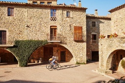 Die mittelalterlichen Dörfer von Girona eignen sich perfekt für Ausflüge mit dem Fahrrad