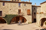 Die mittelalterlichen Dörfer von Girona eignen sich perfekt für Ausflüge mit dem Fahrrad Die mittelalterlichen Dörfer von Girona eignen sich perfekt für Ausflüge mit dem Fahrrad