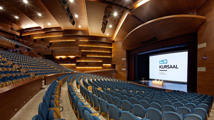 Das Kursaal Auditorium hat eine Kapazität von 1.806 Sitzplätzen