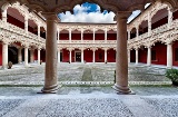 Im Inneren des Palacio del Infantado ist der Patio de los Leones im gotischen Stil gestaltet, ergänzt durch Löwen und greifartige Fabelwesen, deren Symbolik aus der östlichsten islamischen Tradition stammt Im Inneren des Palacio del Infantado ist der Patio de los Leones im gotischen Stil gestaltet, ergänzt durch Löwen und greifartige Fabelwesen, deren Symbolik aus der östlichsten islamischen Tradition stammt